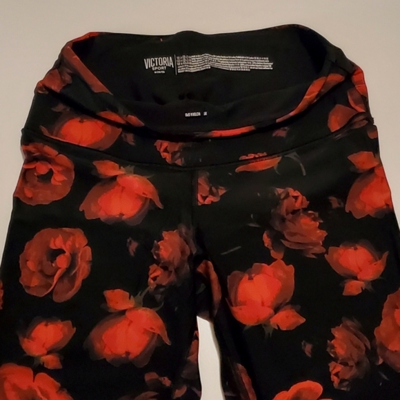 💋OFFER🌹Victoria's Secret VICTORIA SPORT Red Rose knockout leggings, Medium - Picture 6 of 11